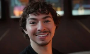 This generation Z young man dropped out of college and became a millionaire through sales on TikTok