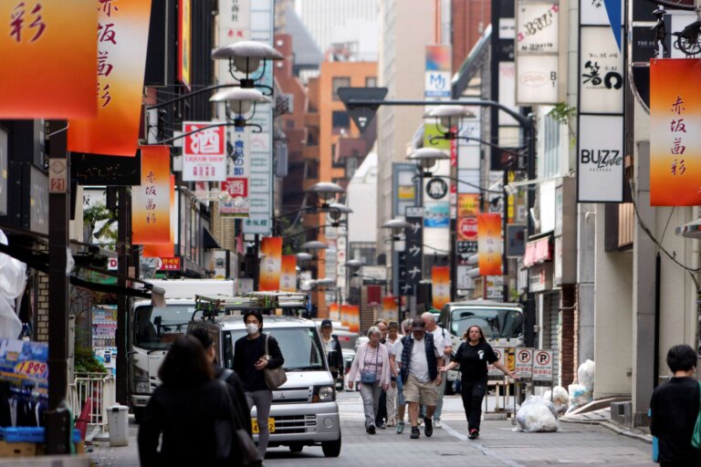 Pedestres em rua de Tóquio (Japão); mesmo as maiores economias da Ásia estão sob pressão das consequências da guerra no Irã (Foto: Chang W. Lee/The New York Times)