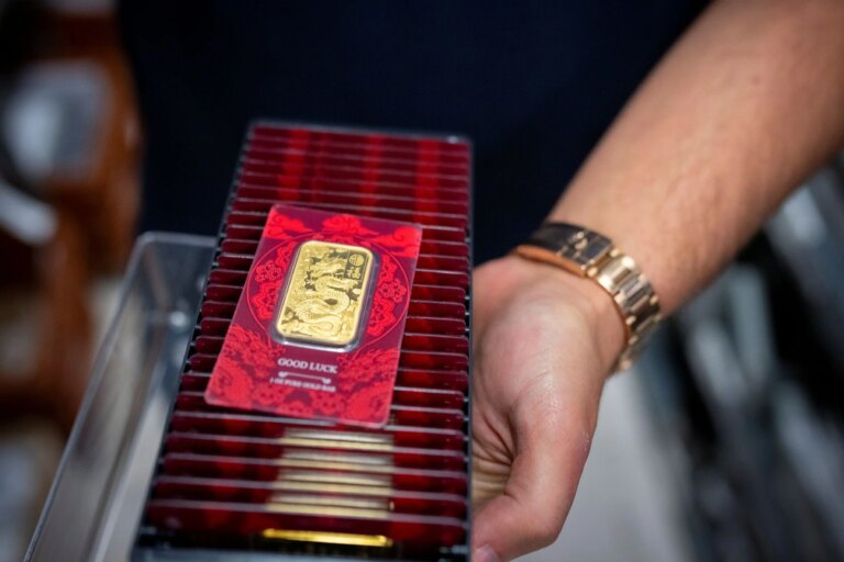 Uma bolsa de negociação de ouro em Nova York, em 16 de outubro de 2025. À medida que bancos centrais compram mais ouro, a escolha de onde guardar todo esse metal pesado torna-se uma questão cada vez mais importante. (Ashley Gilbertson/The New York Times)