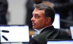 Flávio uses factions, AI videos and security crisis to wear down Lula
