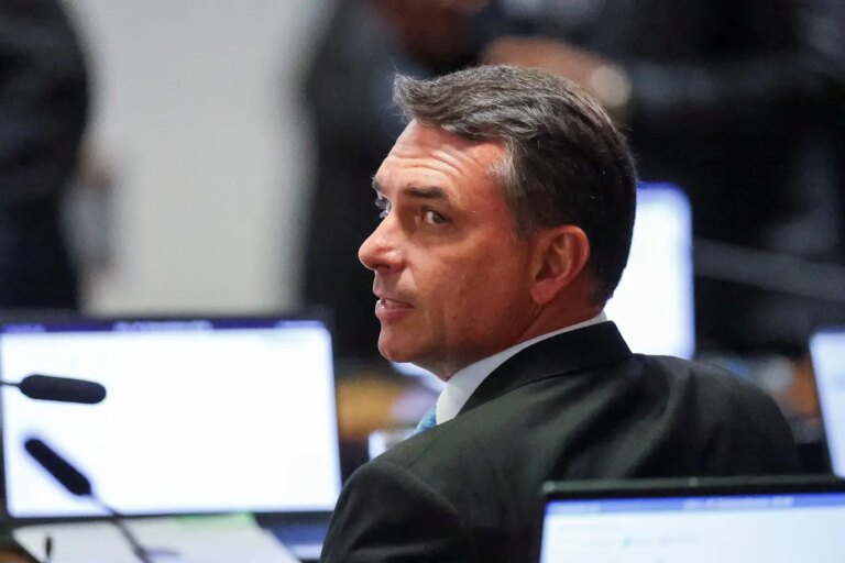Flávio uses factions, AI videos and security crisis to wear down Lula
