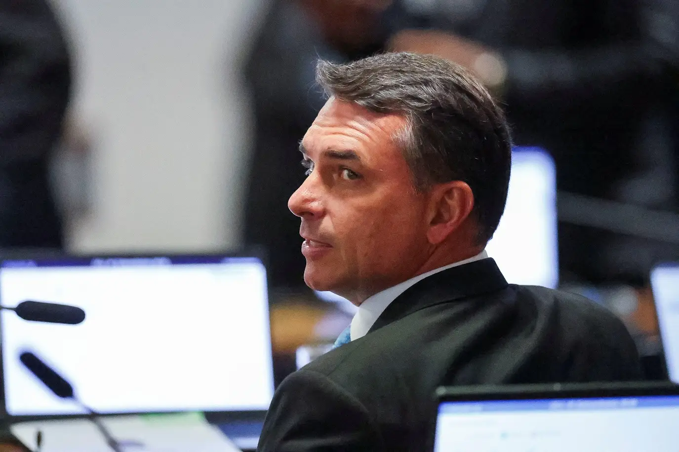 Flávio uses factions, AI videos and security crisis to wear down Lula